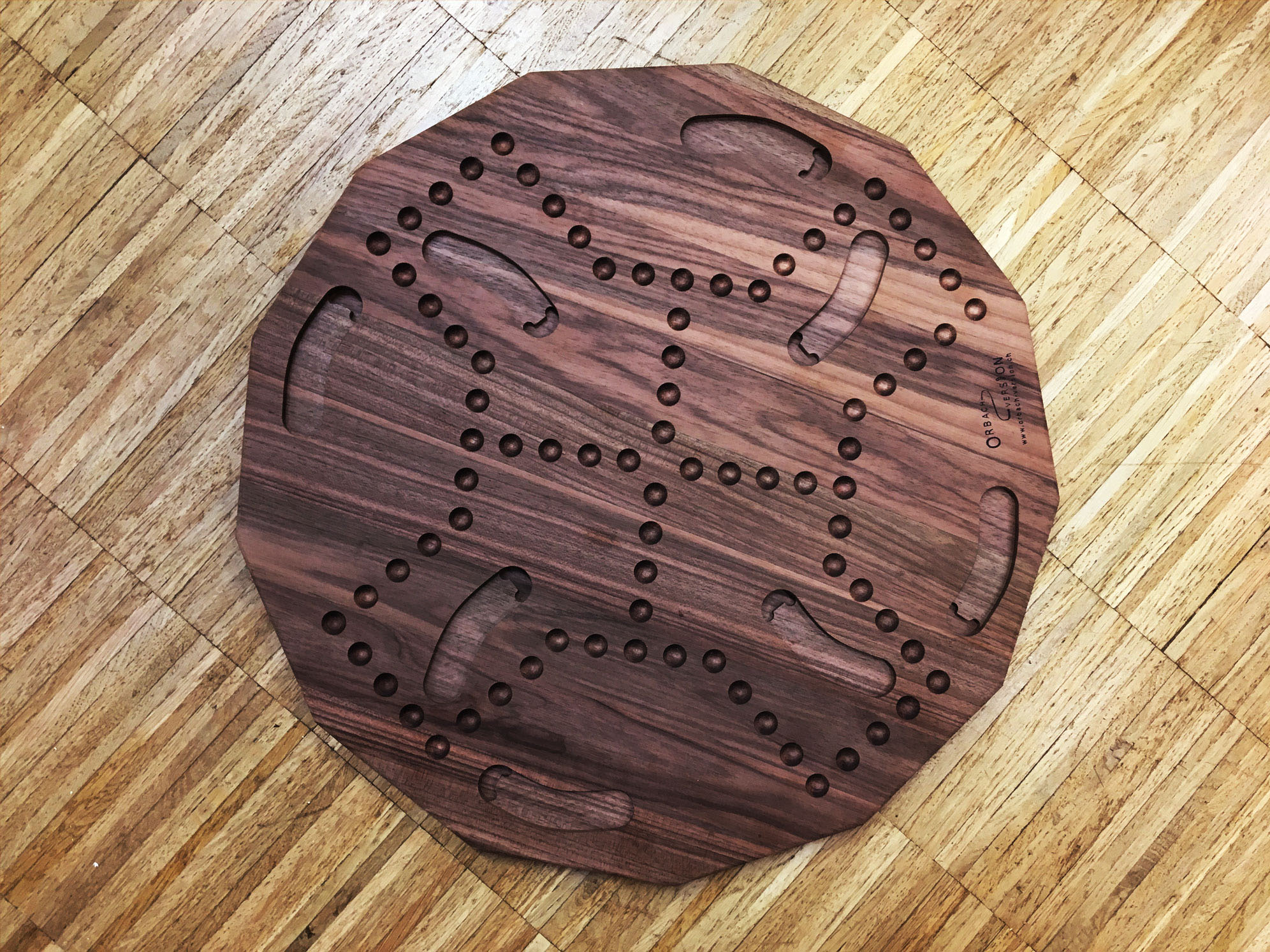 Spielbrett aus Nussbaumholz für vier Spieler